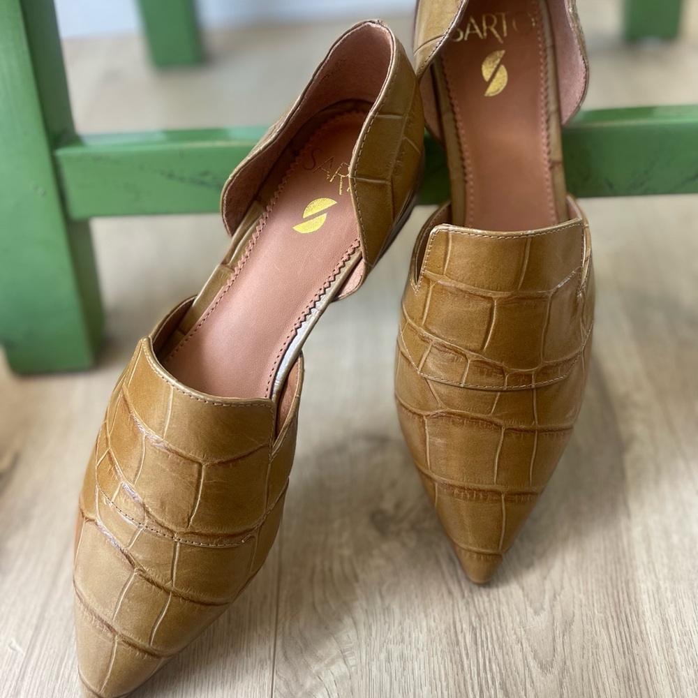 Elegant Brown Croc-Embossed Flats